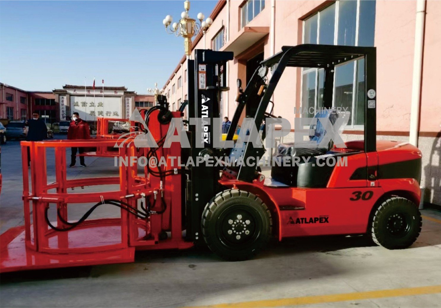 Forklift_equipped_with_corn_clamp_to_improve_work_efficiency